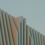 Detalle de arquitectura contemporánea en tonos cálidos