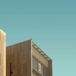 Arquitectura urbana de líneas limpias y tonos cálidos