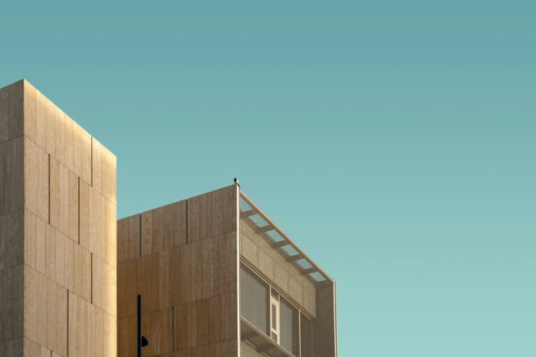 Arquitectura urbana de líneas limpias y tonos cálidos