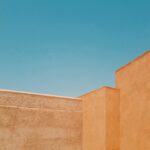 Arquitectura de piedra y tonos arena