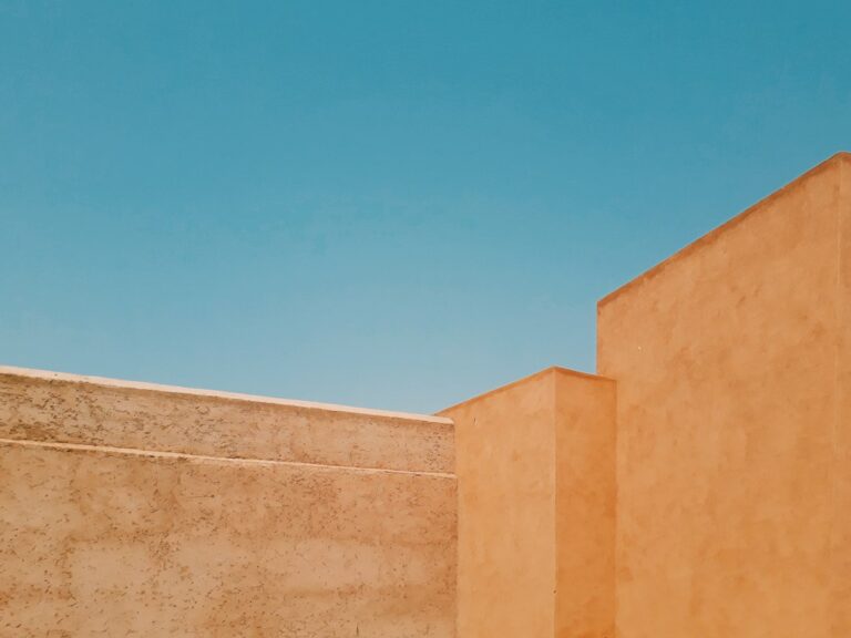 Arquitectura de piedra y tonos arena