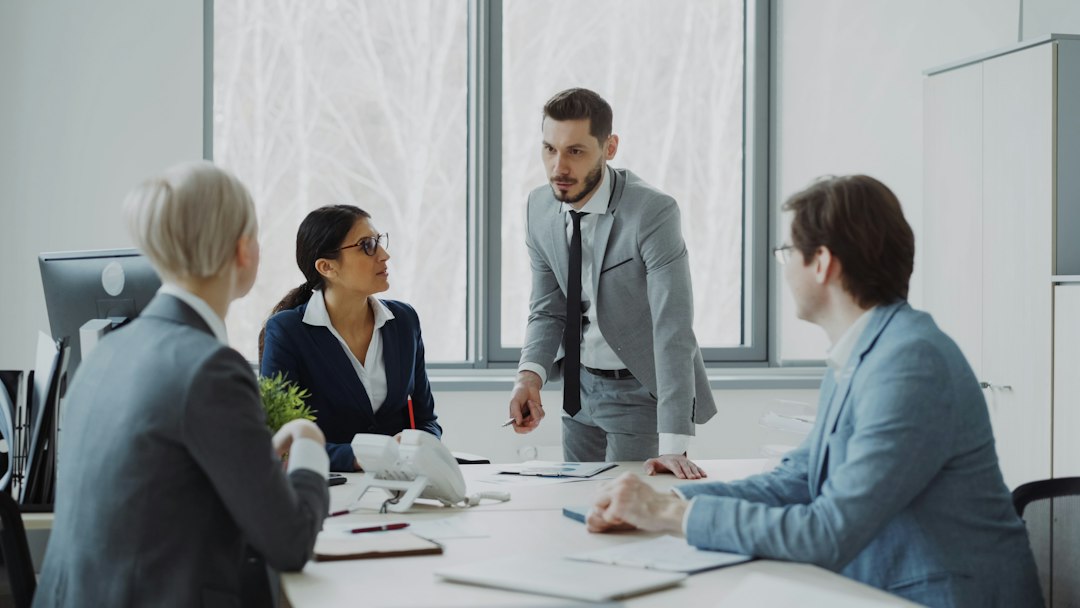 Profesionales intercambiando ideas en una reunión