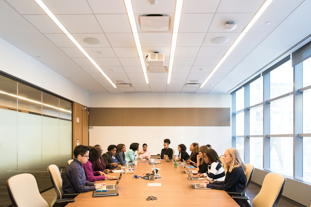 Reunión de trabajo en torno a una mesa