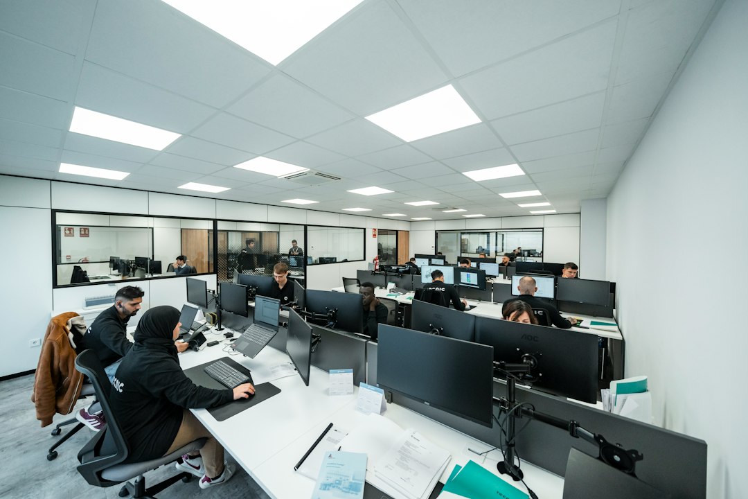 Espacio de oficina con personas trabajando en sus puestos
