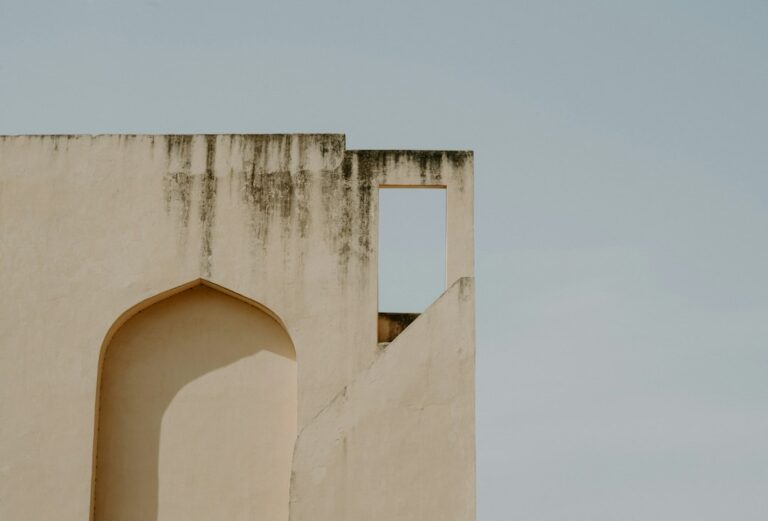 Detalle arquitectónico minimalista en tonos cálidos