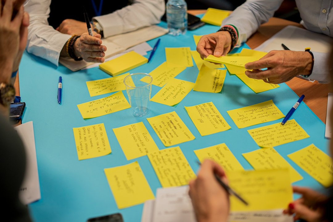 Equipo trabajando sobre documentos en una sesión estratégica