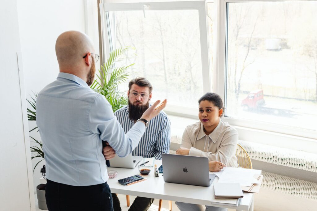 Un responsable explica una decisión a su equipo en la oficina