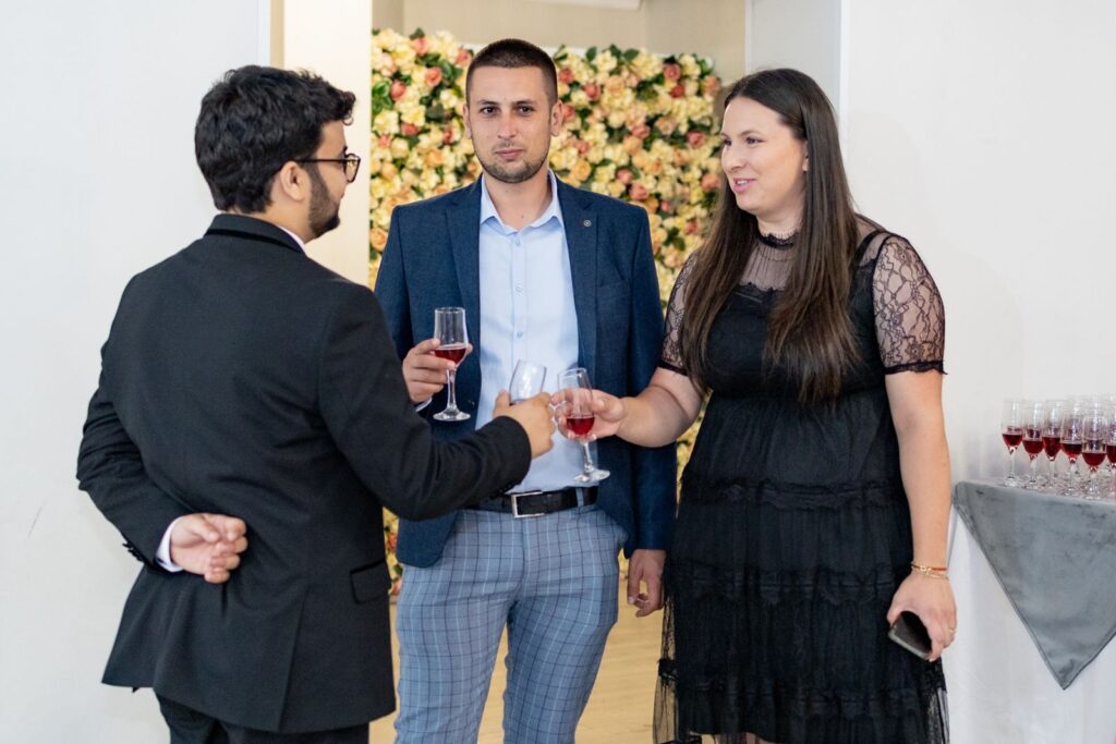Tres profesionales conversan en un encuentro de empresa