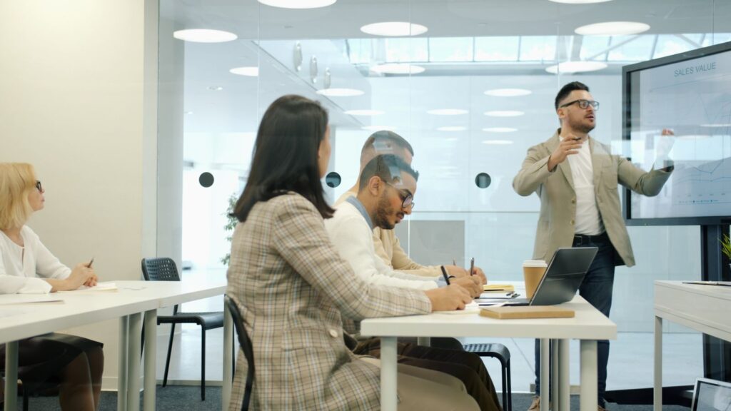 Un responsable presenta un proyecto a su equipo en la oficina