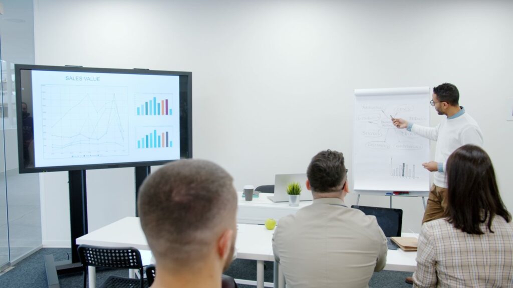 Un equipo sigue una presentación de resultados con gráficos