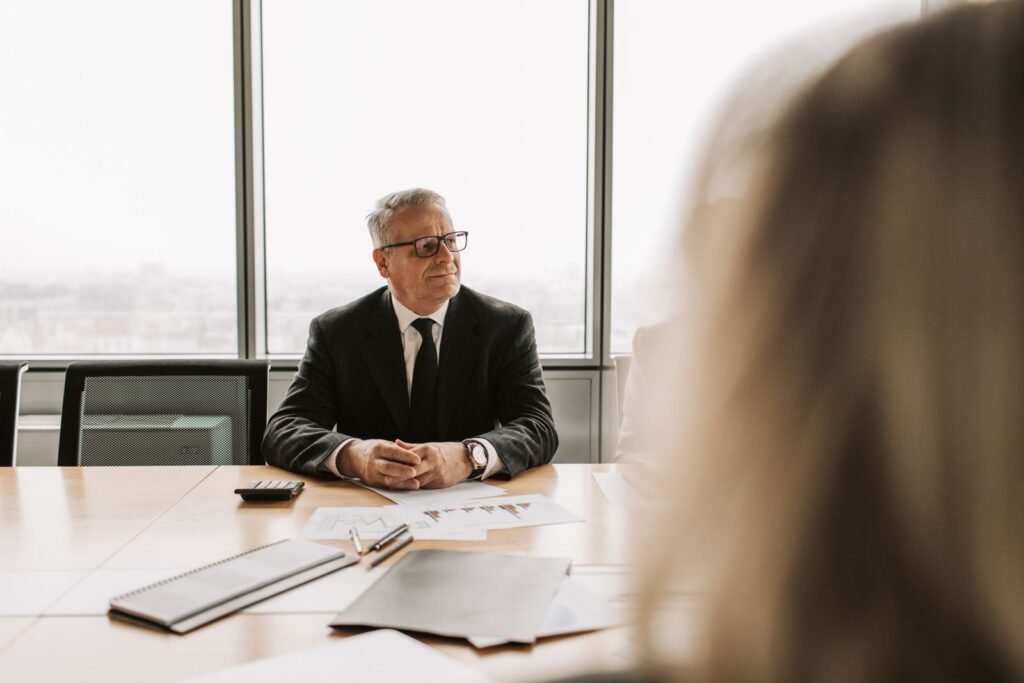 Un directivo sigue con atención una reunión de dirección