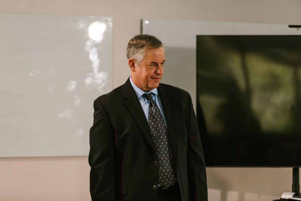 Un directivo habla de pie en una sala de reuniones