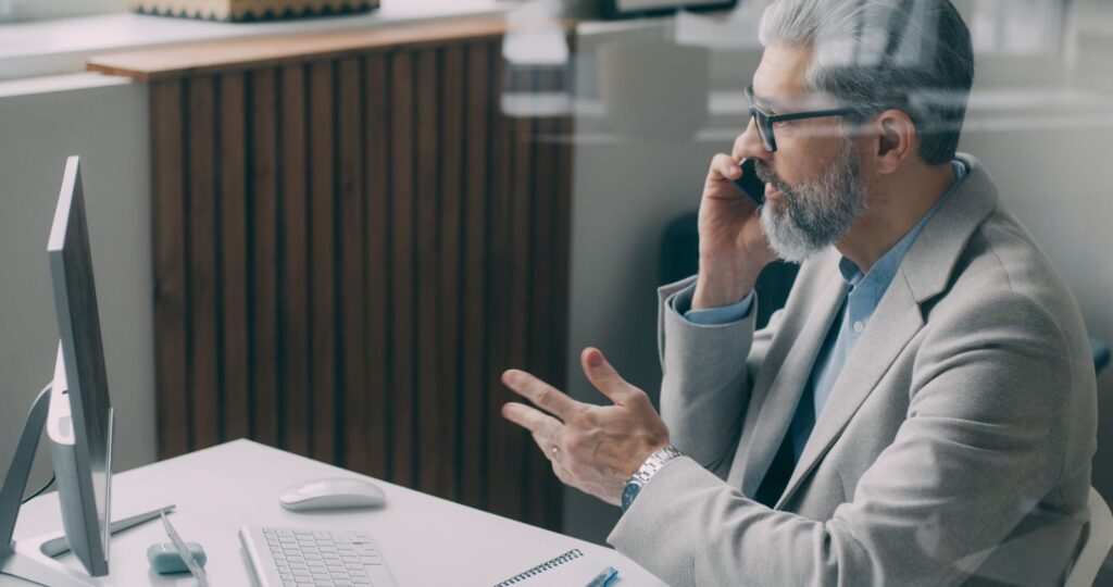 Un directivo habla por teléfono desde su despacho