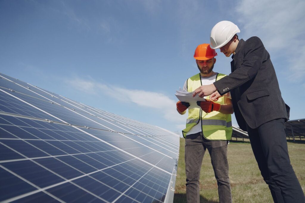 Un ingeniero y un responsable revisan una instalación de paneles solares